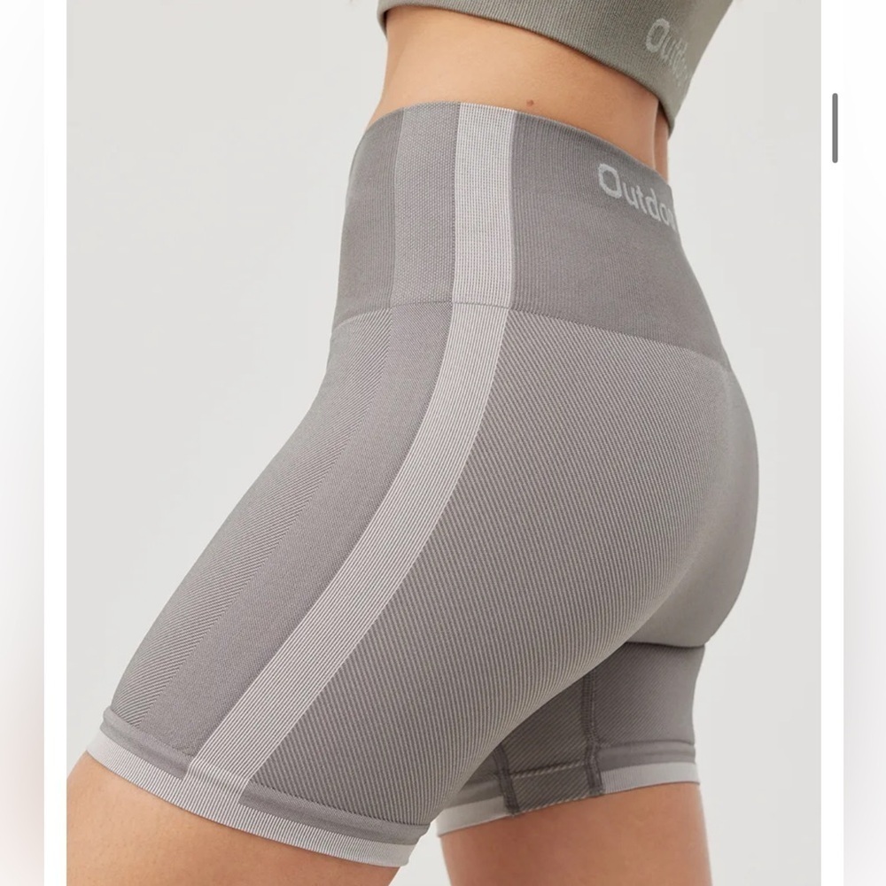 Outdoor Voices Womens Textured Biker Grey Shorts 4.5” Size Large